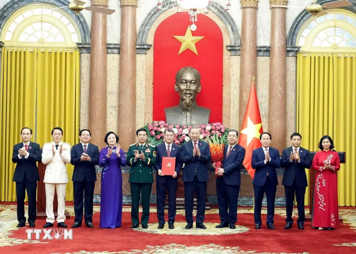 Tổng Bí thư, Chủ tịch nước Tô Lâm trao Quyết định của Bộ Chính trị chỉ định nhân sự của Đảng ủy Chính phủ nhiệm kỳ 2025-2030.