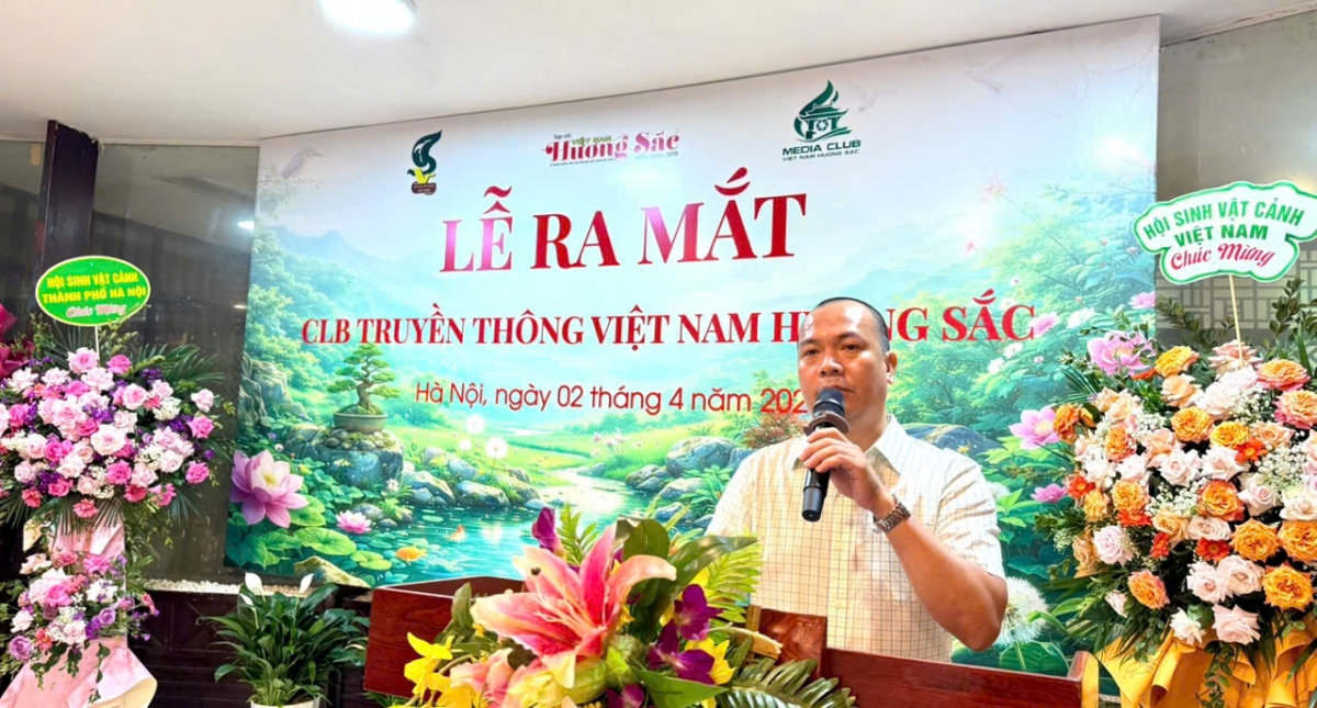 Th.S. Nhà báo Lê Doãn Hưng, Phó TBT phụ trách Tạp chí Việt Nam hương sắc phát biểu tại buổi lễ