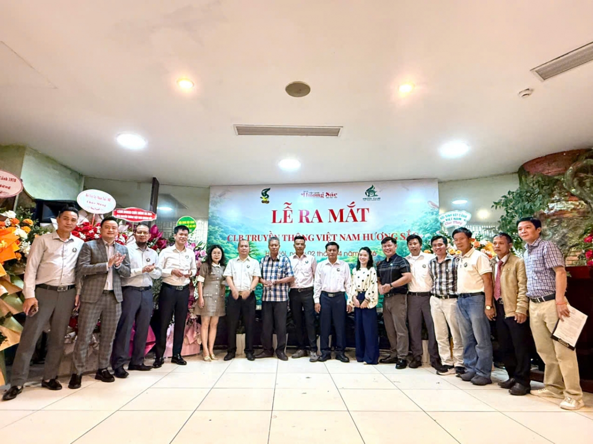 Thành viên của CLB và khách mời chụp ảnh lưu niệm tại buổi lễ