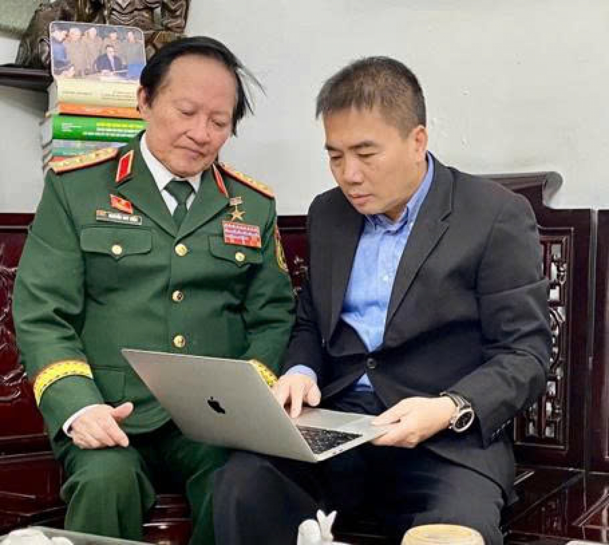 Theo Thượng tướng, Viện sĩ, Tiến sĩ, Anh hùng Lực lượng Vũ trang Nhân dân Nguyễn Huy Hiệu cùng Kỹ sư Thanh