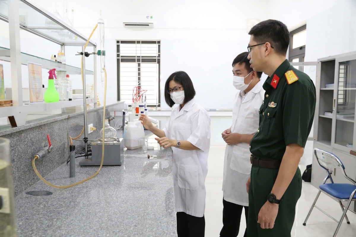 Thử nghiệm viên thực hành phép thử xác định hàm lượng nước 