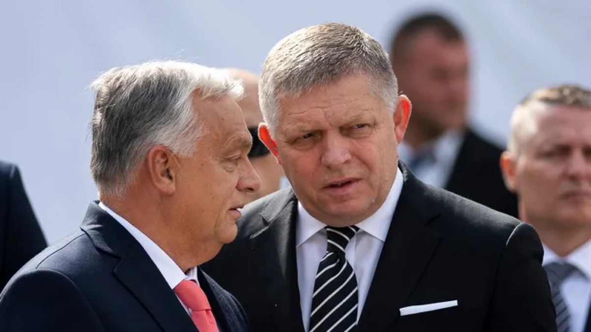 Thủ tướng Hungary Orban (trái) và Thủ tướng Slovakia Fico (phải) (Ảnh-Theo CTK)