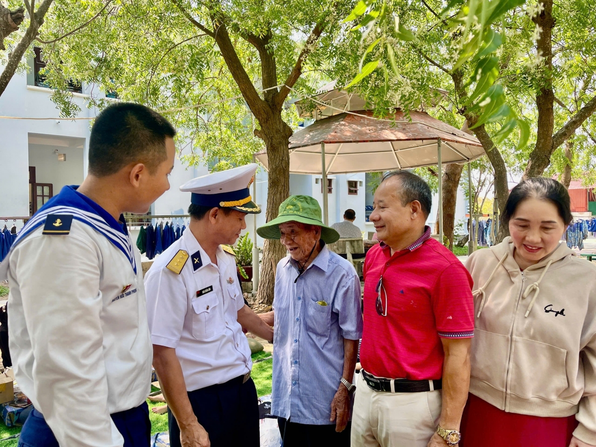 Thượng tá Hàn Xuân Lâm Phó Chính ủy Lữ đoàn 957 giới thiệu với thân nhân về nền nếp chính quy, môi trường huấn luyện tại đơn vị