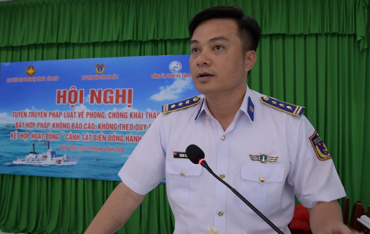 Thượng tá Hoàng Trung Hiếu báo cáo viên thuộc BTL Vùng CSB3 tuyên truyền Luật Thủy sản, chống khai thác IUU