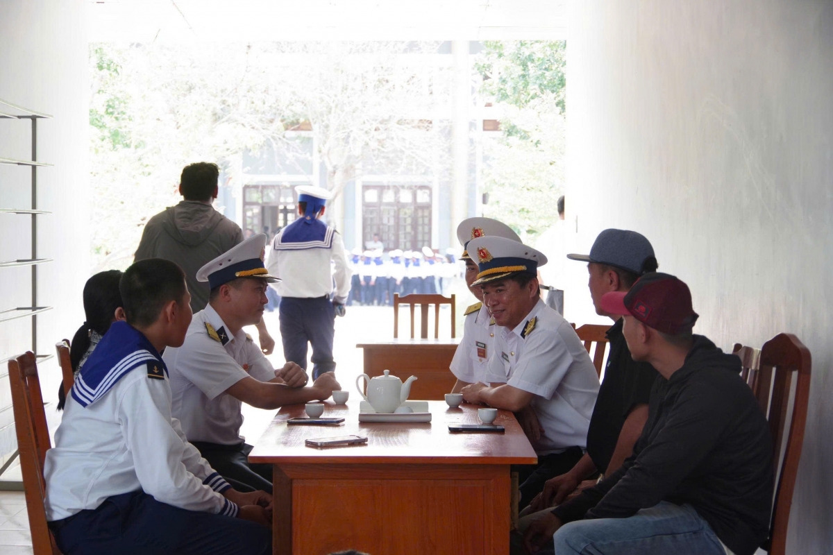 Thượng tá Nguyễn Đình Mão Phó Chính ủy Trung tâm huấn luyện Vùng trao đổi, giải đáp những nội dung thân nhân quan tâm