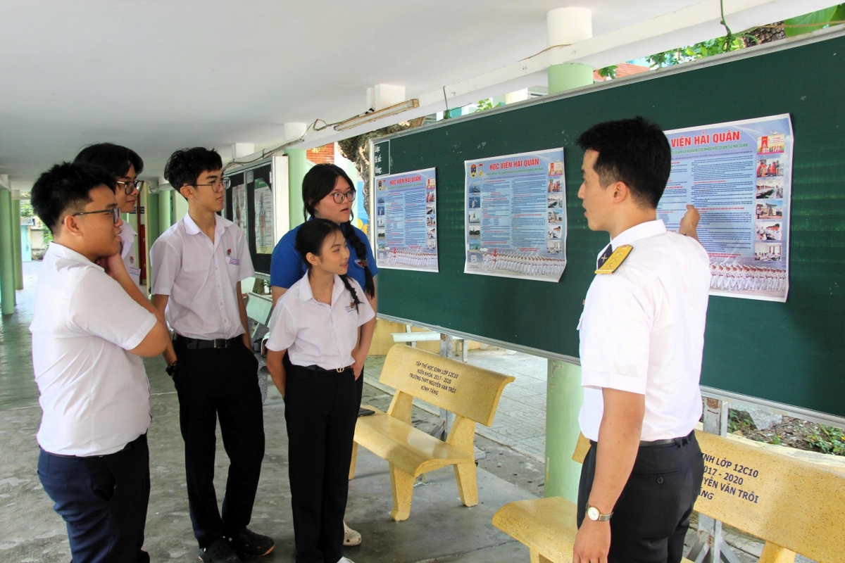 Thượng úy Đỗ Trung Nghĩa Báo cáo viên Lữ đoàn đang giới thiệu về Học viện Hải quân