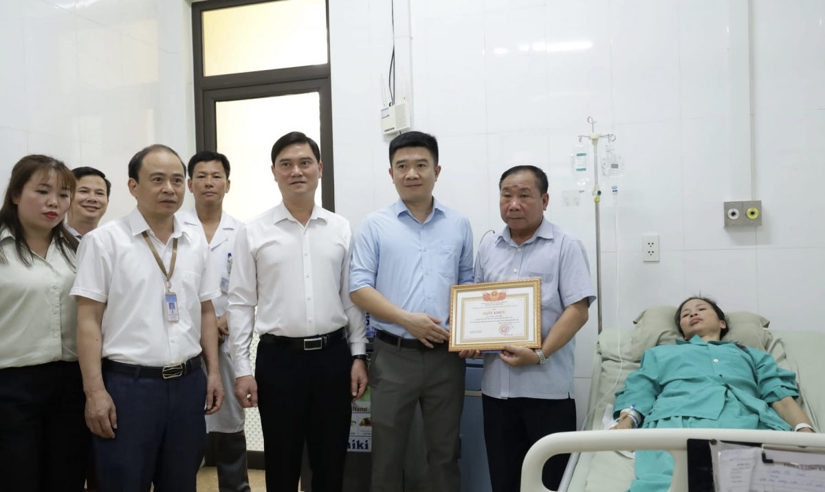 Trao bằng khen của UBND tỉnh Lào Cai đến bà Lường Thị Tỉnh.