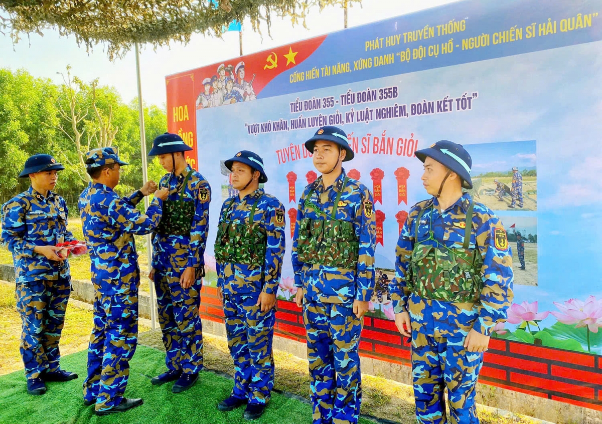 Trao hoa bắn giỏi cho các CSM đạt thành tích cao