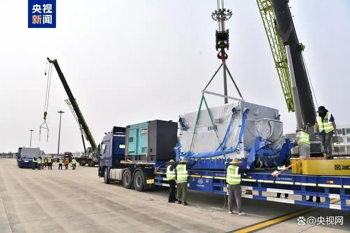 Trung Quốc đưa tàu thám hiểm Mặt Trăng Hằng Nga-7 đến bãi phóng. Ảnh: CCTV