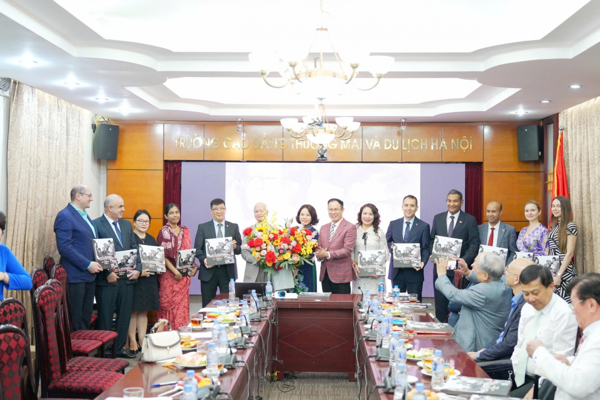 Trường Cao đẳng Thương mại và Du lịch Hà Nội đồng hành tổ chức đêm nhạc "Nối vòng tay lớn"