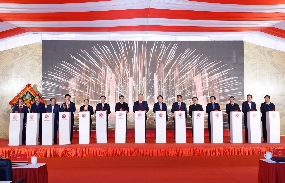 Tổng Bí thư Tô Lâm cùng các đại biểu thực hiện nghi thức khởi công xây dựng công trình Trường Phổ thông nội trú Tiểu học và Trung học Cơ sở Trường Hà, tỉnh Cao Bằng (ảnh TTXVN)