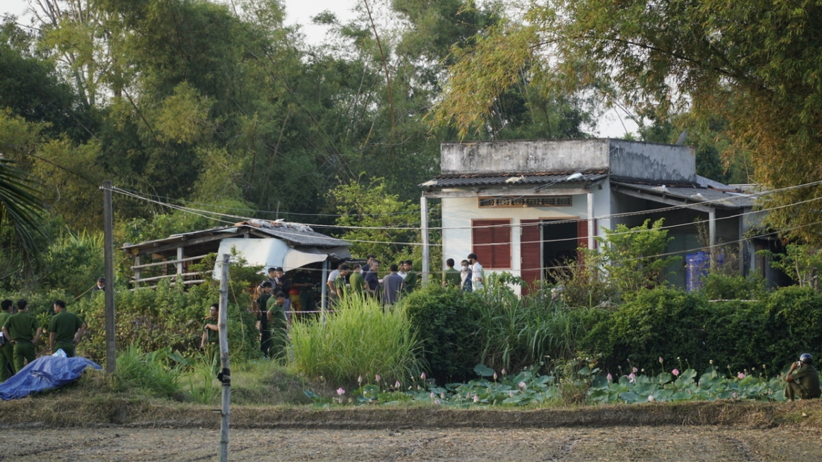 Lực lượng công an phong toả hiện trường để điều tra.