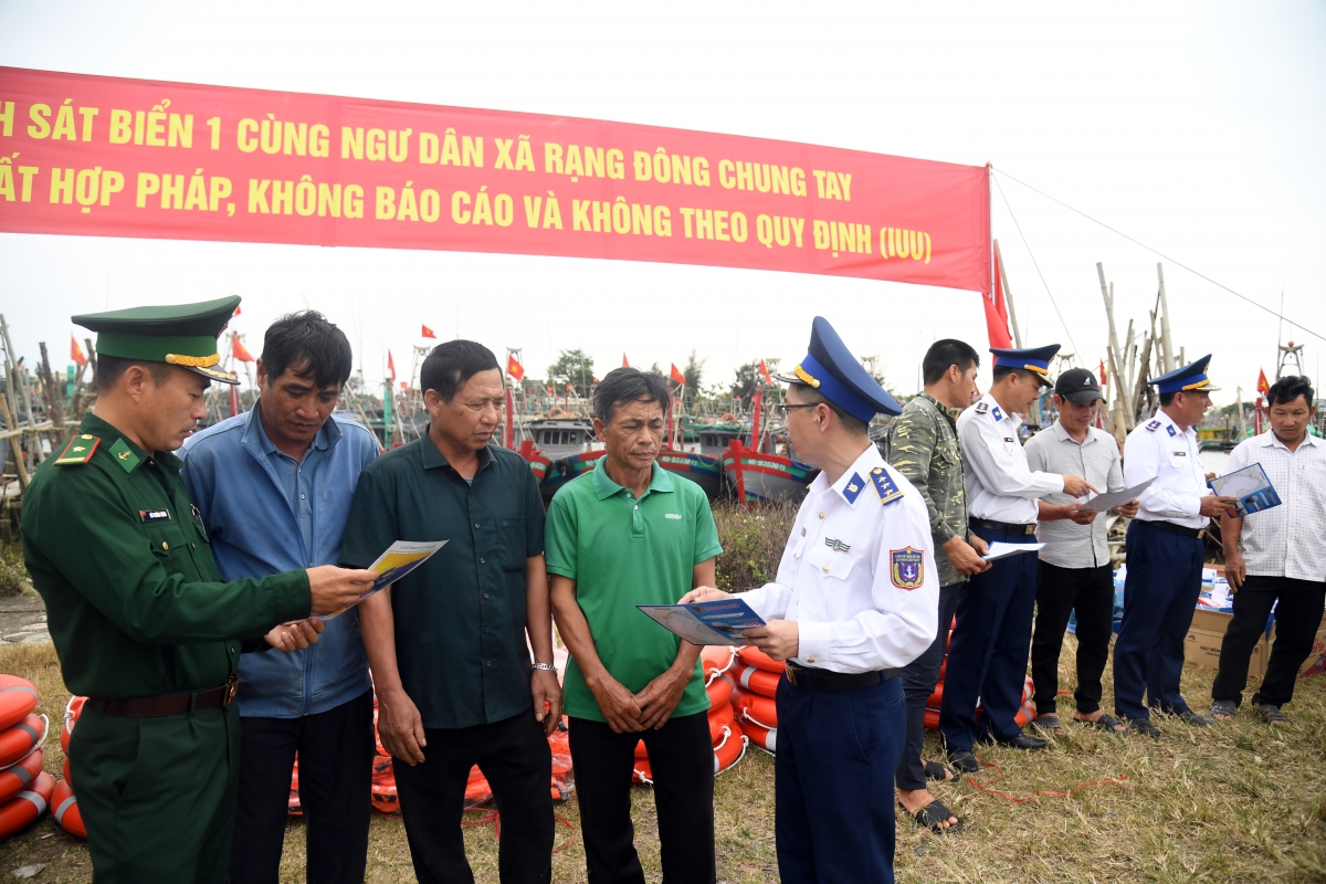 Tuyên truyền IUU cho ngư dân tại cảng cá Quần Vinh, xã Rạng Đông