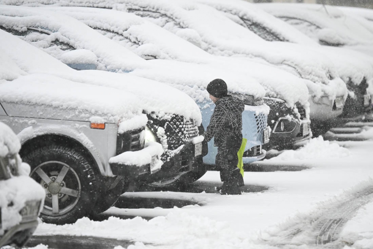 Tuyết phủ kín những chiếc xe ô tô - Ảnh: Ria Novosti