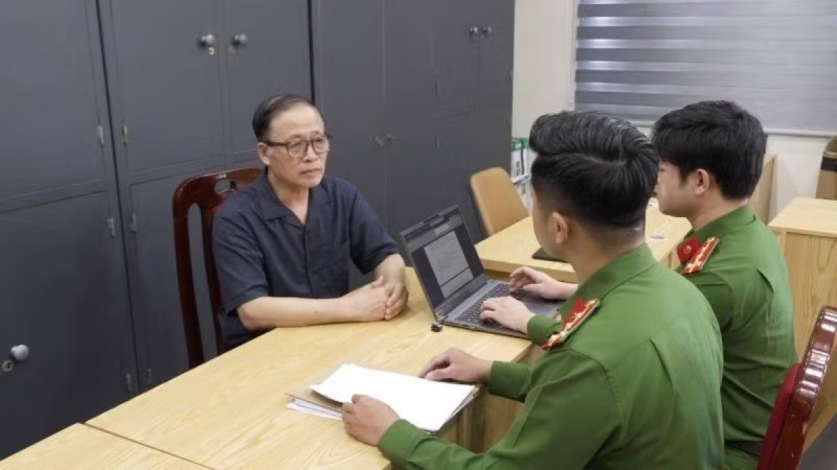 Bị can Vũ Minh Châu làm việc với cơ quan điều tra.