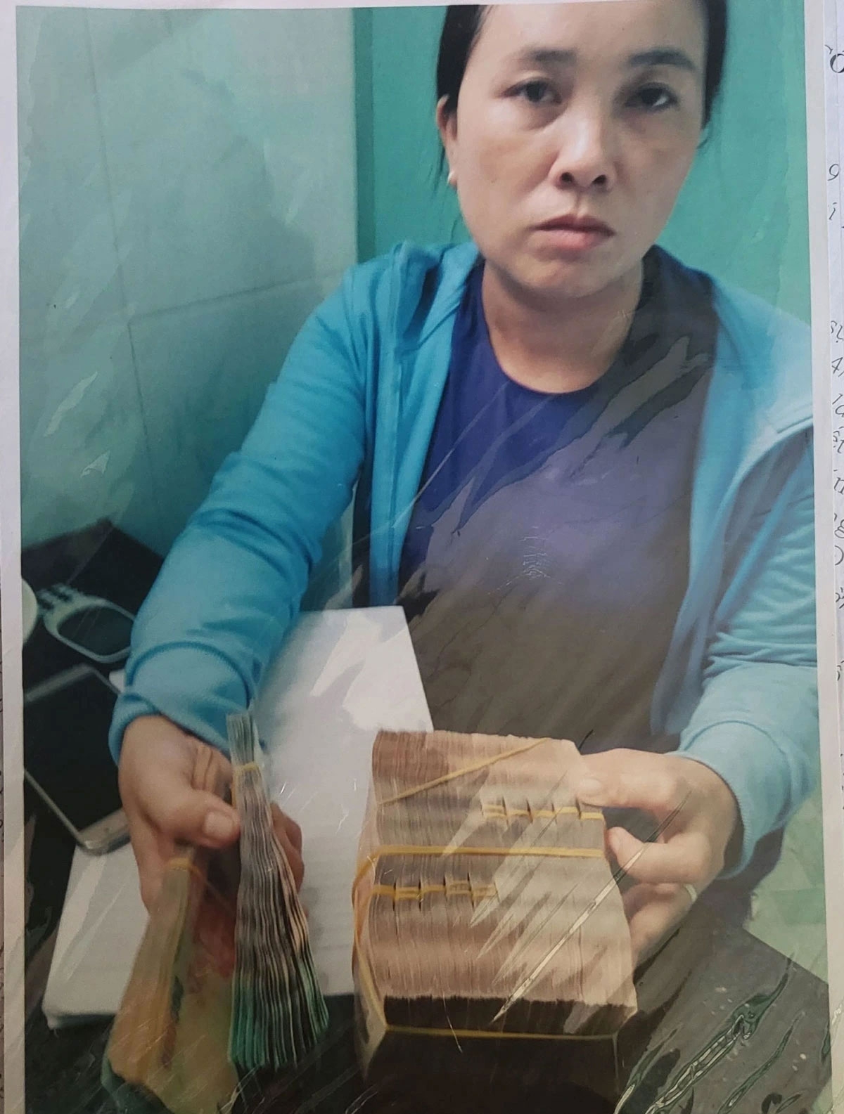 Hình ảnh lập vi bằng bà Trần Thị Mười Bảy nhận tiền từ bà Tâm