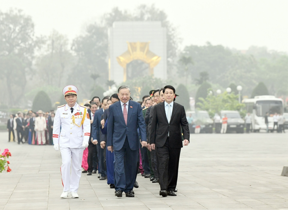 Tổng Bí thư Tô Lâm, Chủ tịch nước Lương Cường, Thủ tướng Chính phủ Phạm Minh Chính, Chủ tịch Quốc hội Trần Thanh Mẫn và các đại biểu Quốc hội vào Lăng viếng Chủ tịch Hồ Chí Minh.