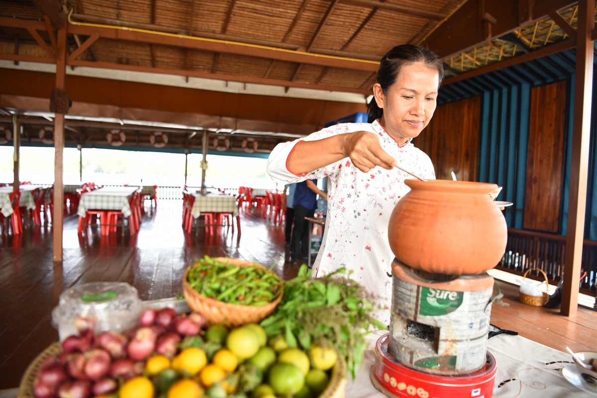 Món canh chua kiểu Việt- được gọi là “Kaeng Som Yuan” chế biến từ cá sông tươi, là một trong những món ăn được du khách yêu thích.