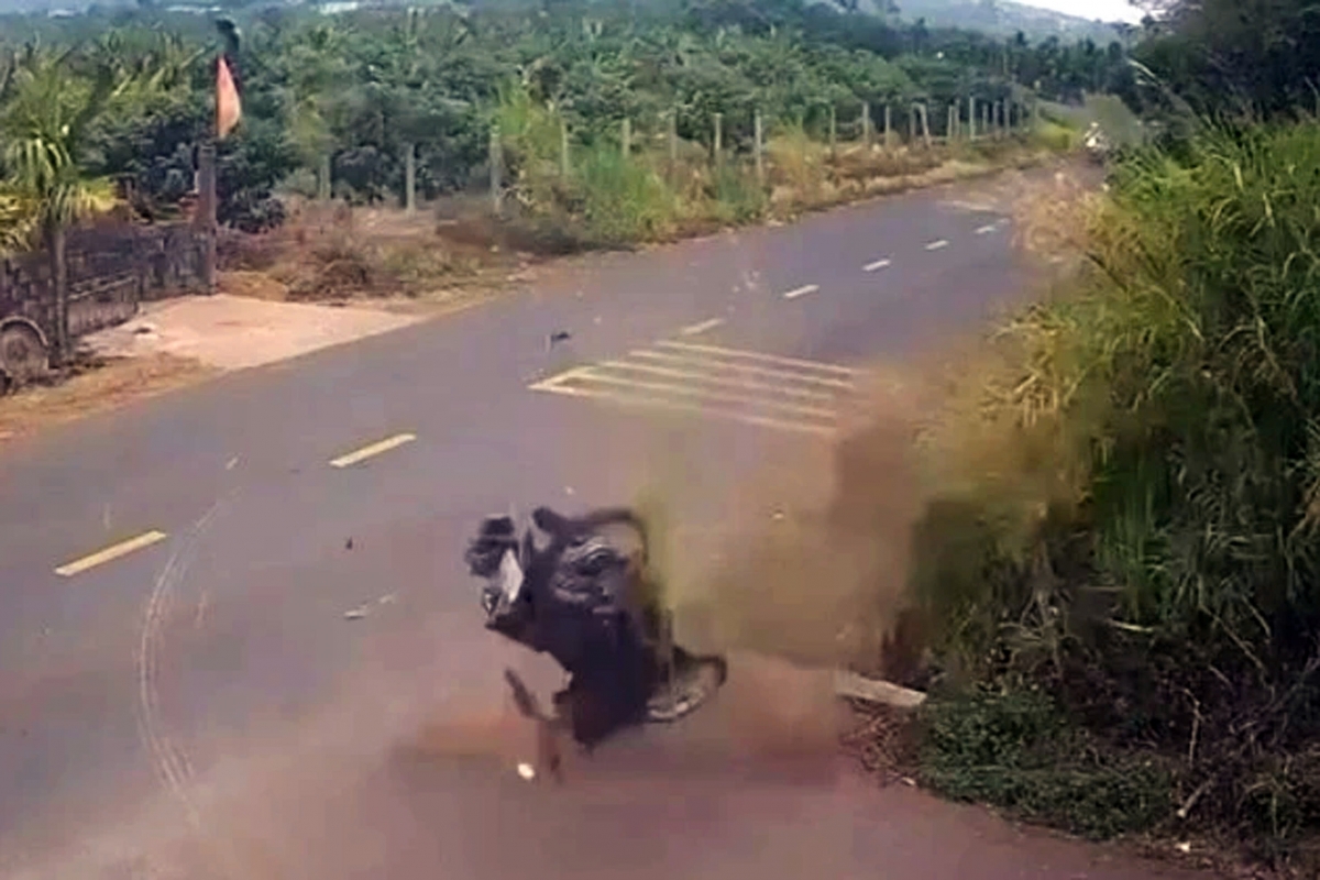 Vụ tai nạn khiến nam sinh lớp 12 tử vong (ảnh cắt từ Clip do người dân chia sẻ)