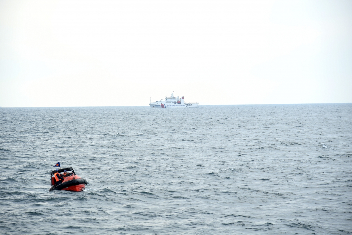 Xuồng của tàu CSB 8004 chở đoàn công tác Cảnh sát biển Việt Nam sang tàu kỳ hạm 4303 để hội đàm