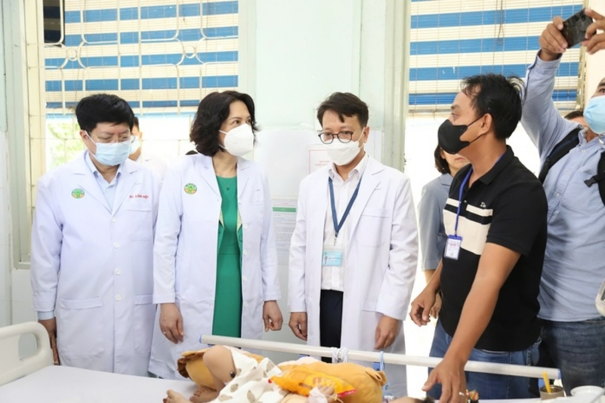 Đoàn công tác Bộ Y tế kiểm tra công tác điều trị bệnh tay chân miệng tại Bệnh viện Nhi đồng 2