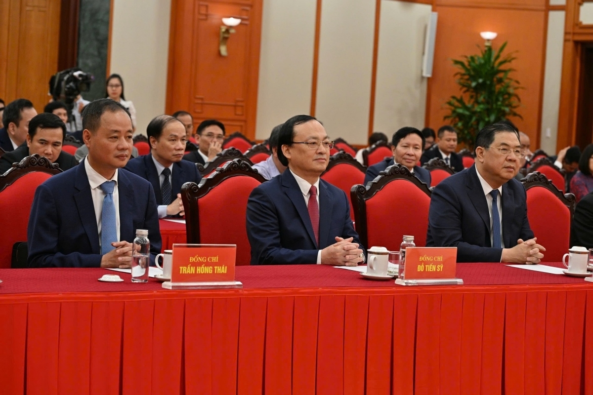 Tổng Giám đốc VOV Đỗ Tiến Sỹ (giữa) dự hội nghị