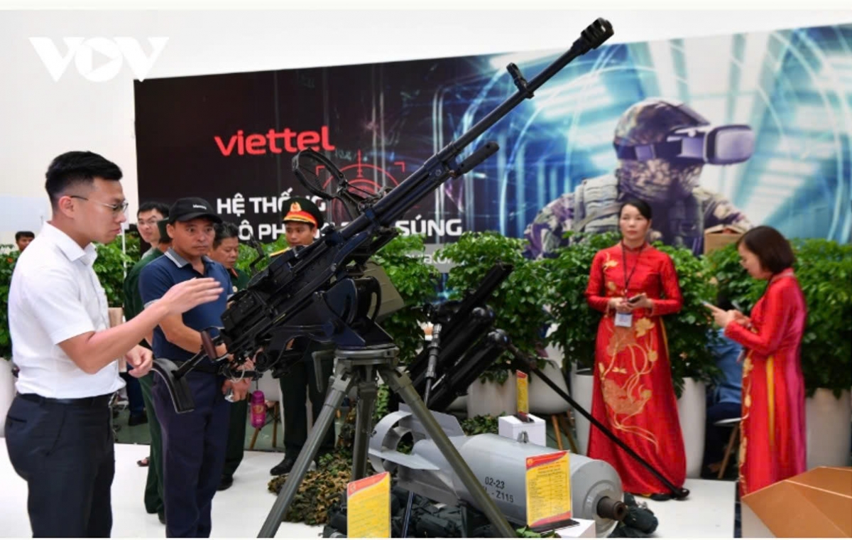 Khách tham quan mẫu súng cao xạ 12,7mm SCX-12,7V của Nhà máy Z111, Tổng cục Công nghiệp quốc phòng
