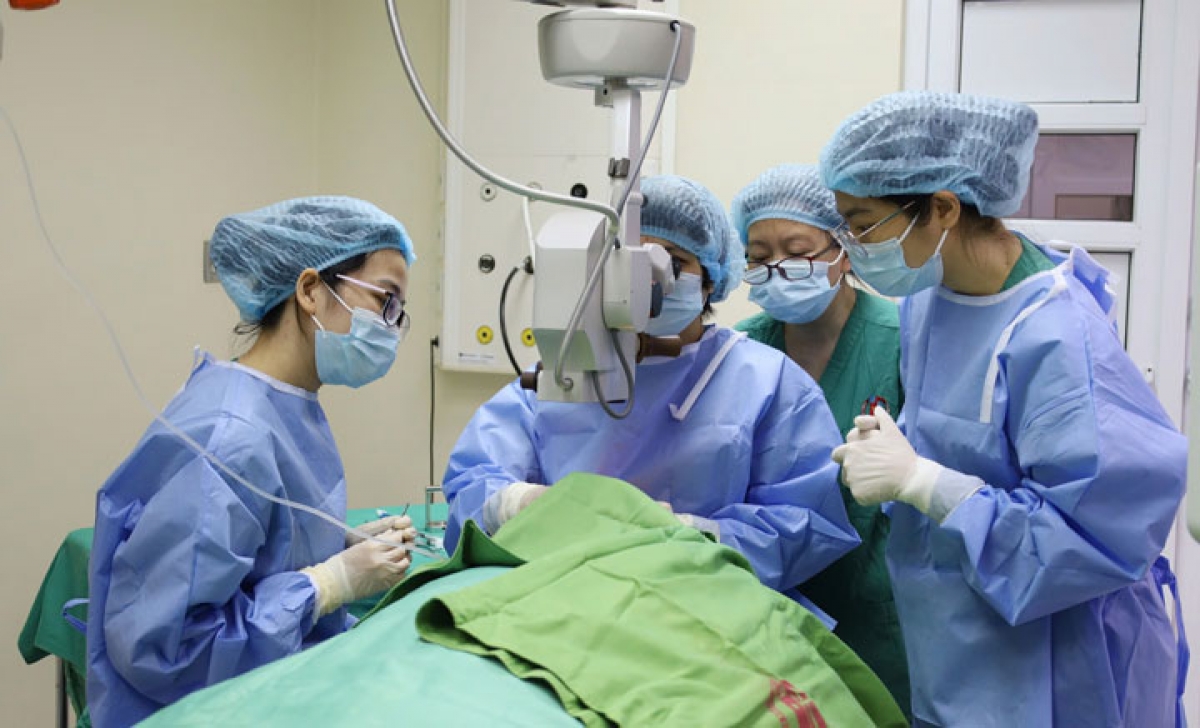 Sau hơn 4 giờ đồng hồ, các Bác sĩ Bệnh viện Việt Nam – Thuỵ Điển Uông Bí phối hợp với các chuyên gia đầu ngành trong ghép giác mạc của Bệnh viện mắt trung ương triển khai ca phẫu thuật ghép giác mạc cho 2 người bệnh diễn ra thuận lợi, giác mạc ghép trong, bám tốt, bước đầu cho kết quả tích cực. Sau phẫu thuật người bệnh tiếp tục được chăm sóc đặc biệt.