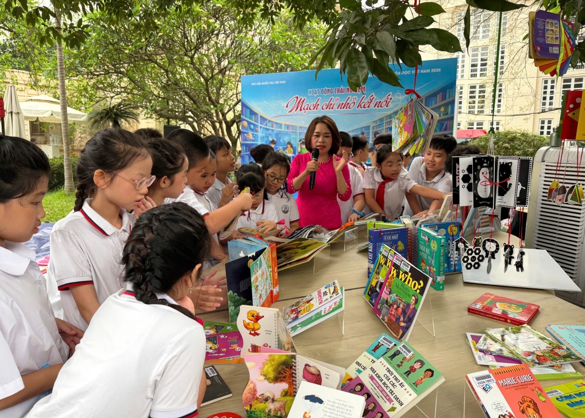 Hoạt động trải nghiệm “Mạch chỉ nhỏ kết nối” thu hút đông đảo bạn đọc tham gia trong khuôn khổ Ngày Sách và Văn hóa đọc Việt Nam năm 2026. Ảnh: VGP/Ngọc Hân