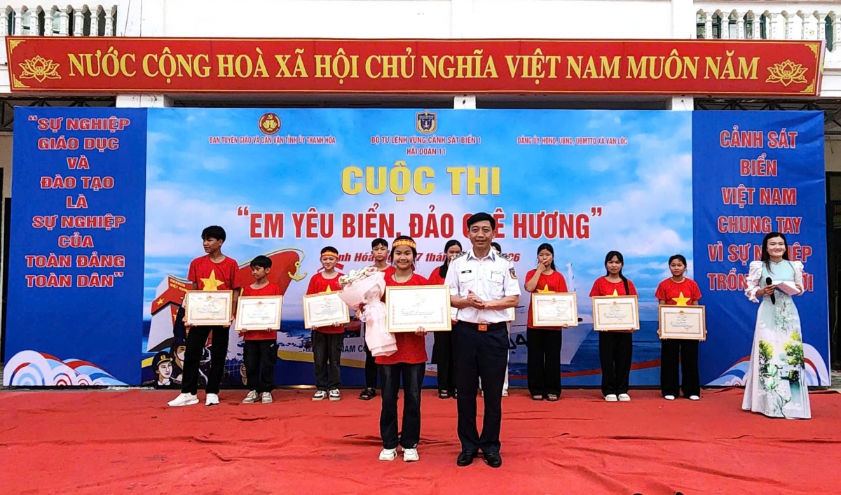Thượng tá Lê Anh Sơn, BTĐU, Chính ủy Hải đoàn 11 trao thưởng cho các em đạt giải cao
