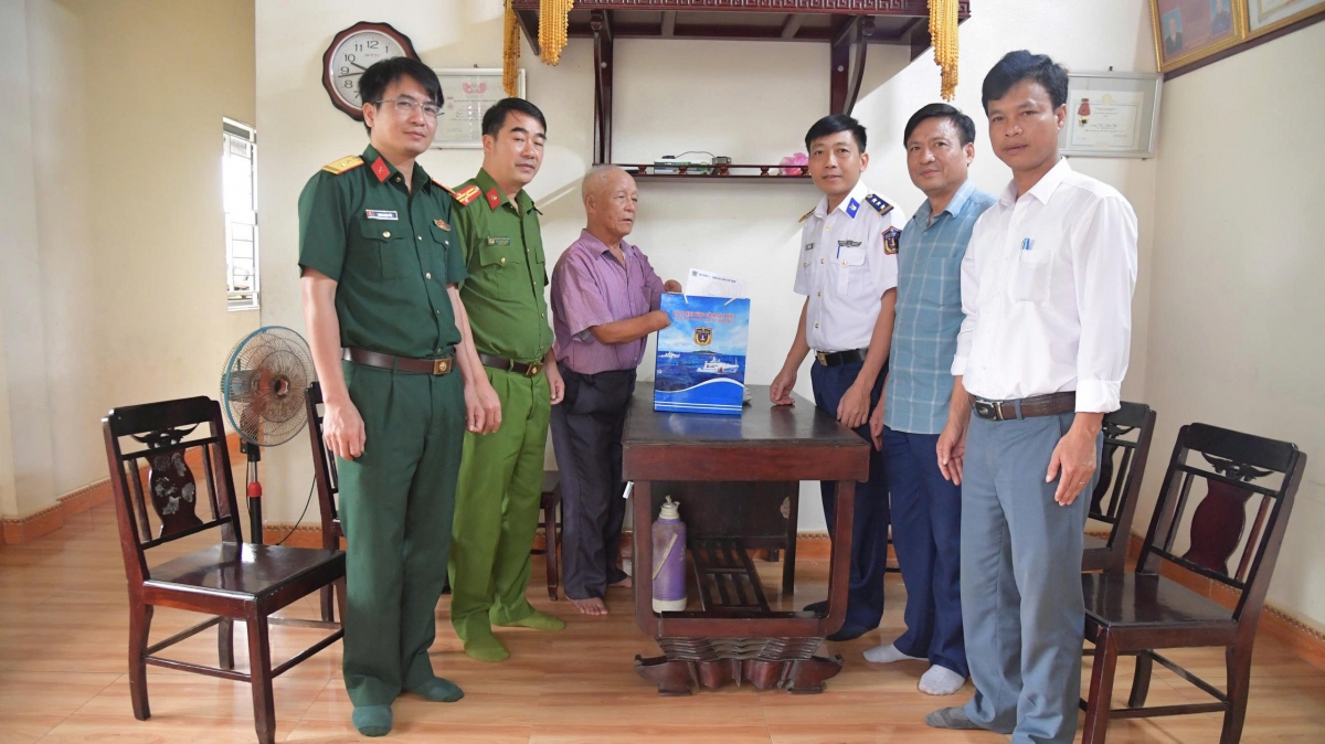 Lãnh đạo đơn vị tận tay trao quà cho những ngư dân.