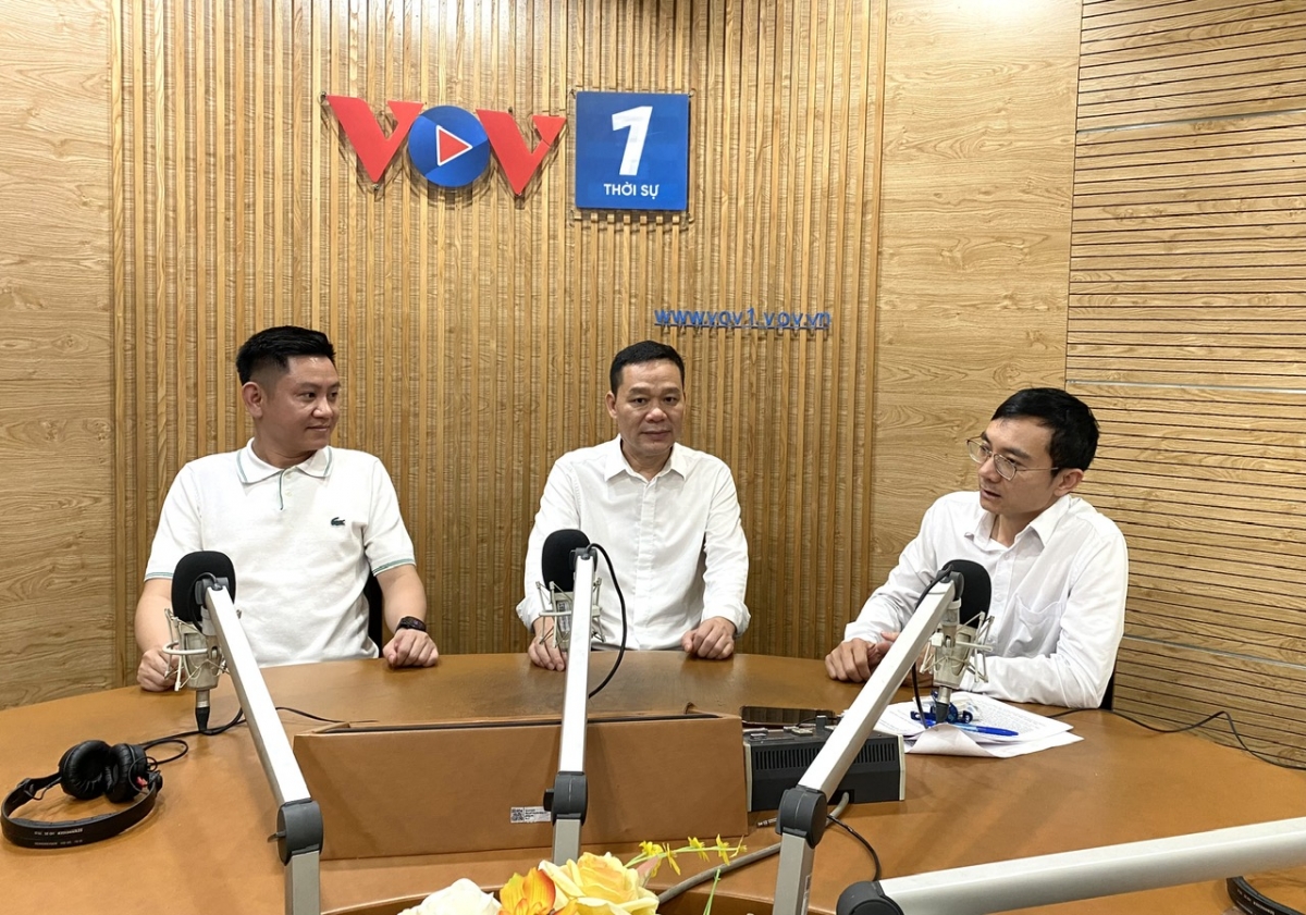 Ảnh (từ phải qua trái): Biên tập viên Thành Trung và 2 vị khác mời