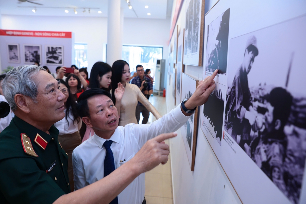  Trung tướng Nguyễn Đức Soát - Anh hùng lực lượng vũ trang nhân dân cùng nhà báo Phùng Công Sưởng tham quan các tác phẩm ảnh.