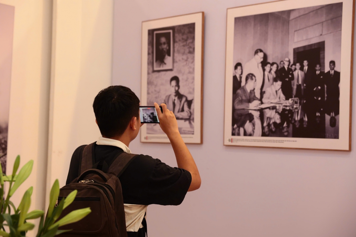 Không gian trưng bày hơn 90 tác phẩm và cụm tác phẩm, chia thành 5 chương, được thiết kế như một mạch kể chuyện xuyên suốt từ thời chiến tới hiện tại.