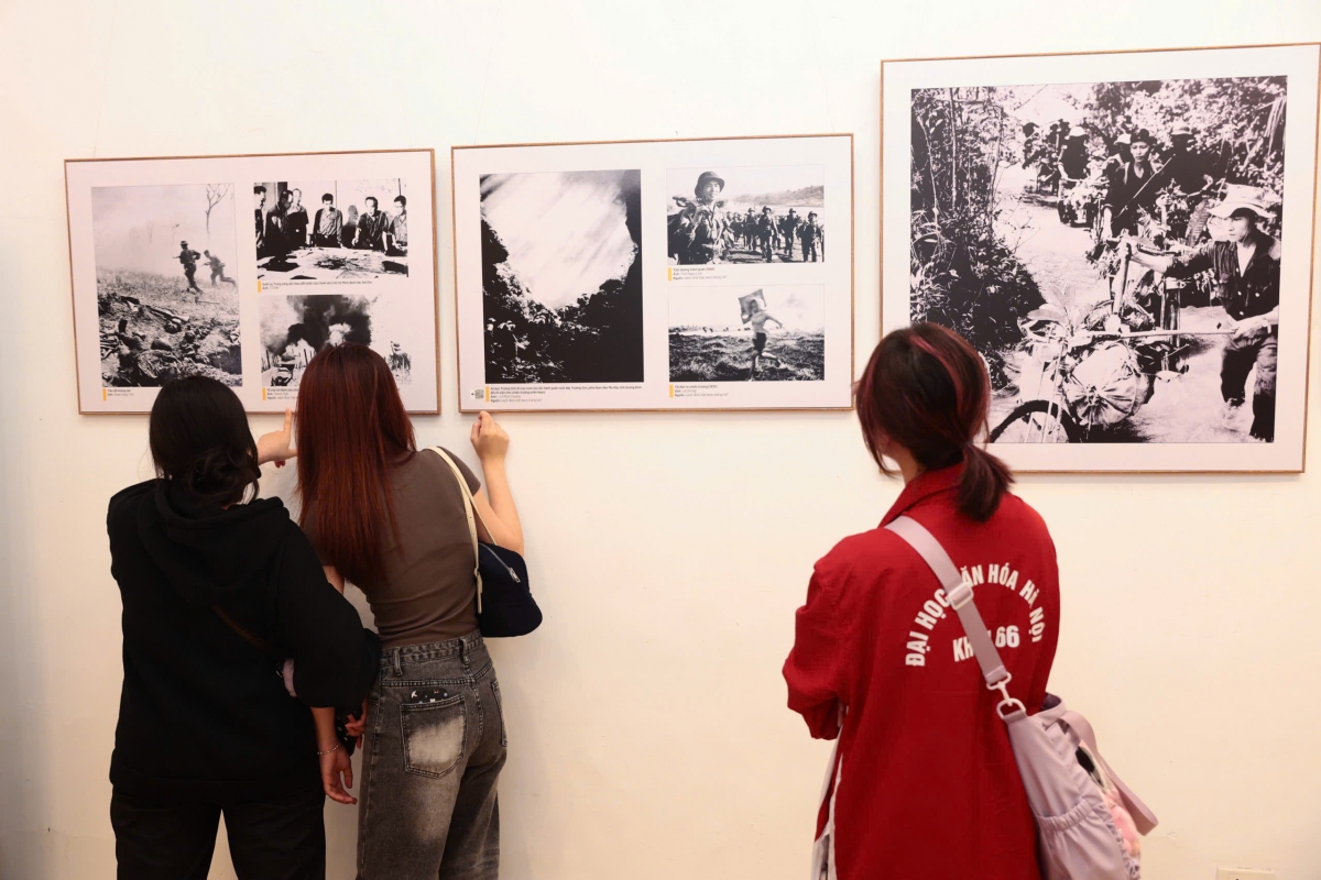 Triển lãm thu hút nhiều bạn trẻ đến tham quan, tìm hiểu