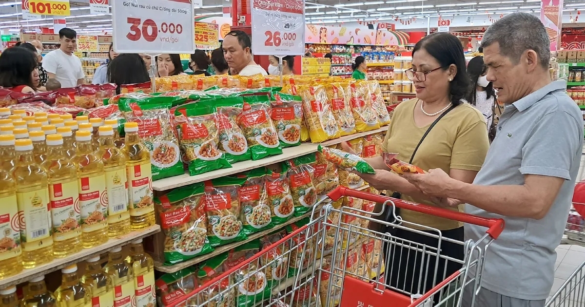 Người dân mua sắm tại siêu thị với nhiều chương trình giảm giá sâu trước kỳ nghỉ lễ 30/4 - 1/5.