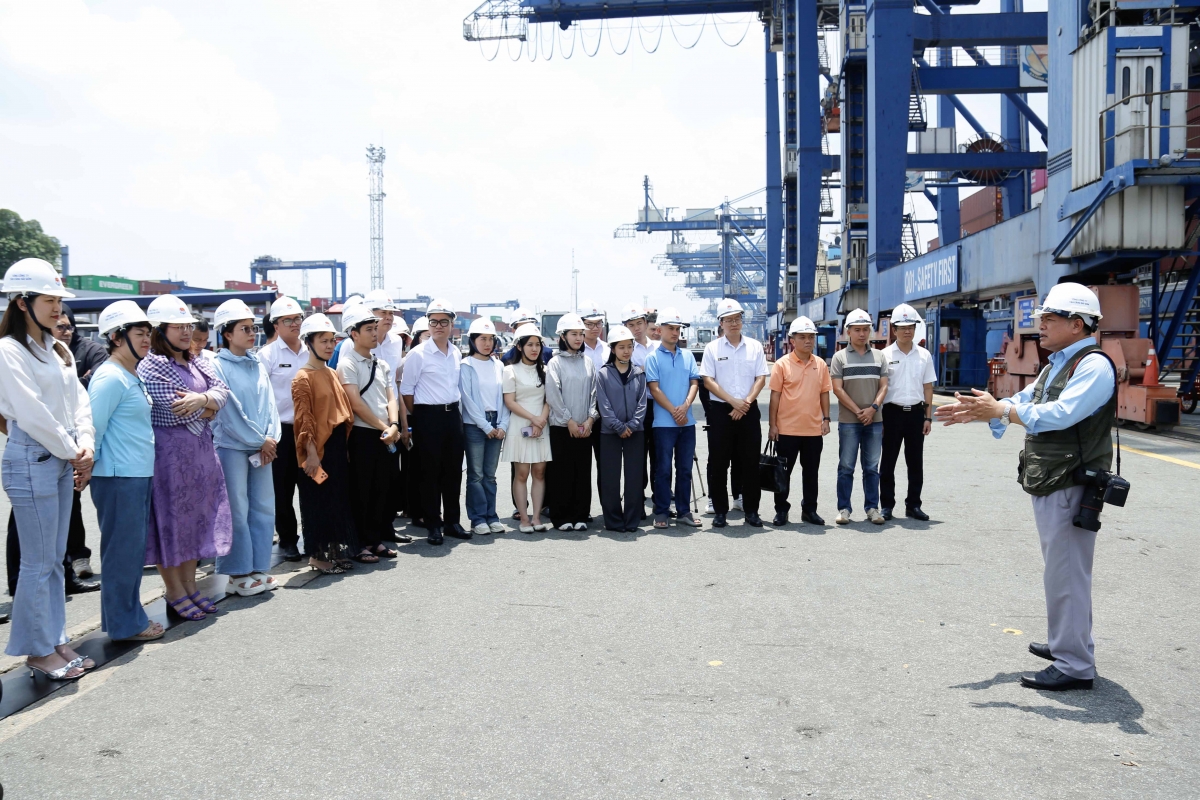 Giảng viên, nhà báo Phạm Đức Trọng hướng dẫn học viên tác nghiệp tại hiện trường