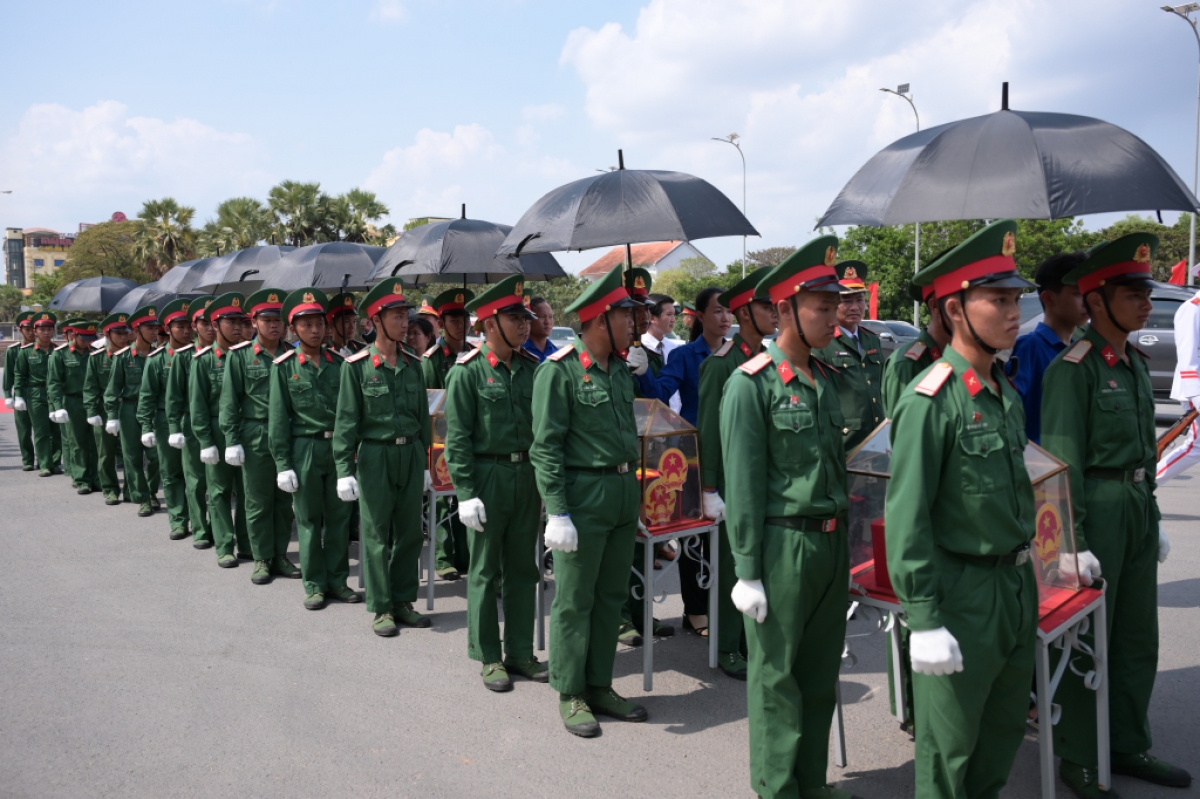 Sau hơn 40 năm nằm trên nước bạn, các anh hùng liệt sĩ được trở về với đất mẹ trong vòng tay ấp áp của đồng bào, chiến sĩ.