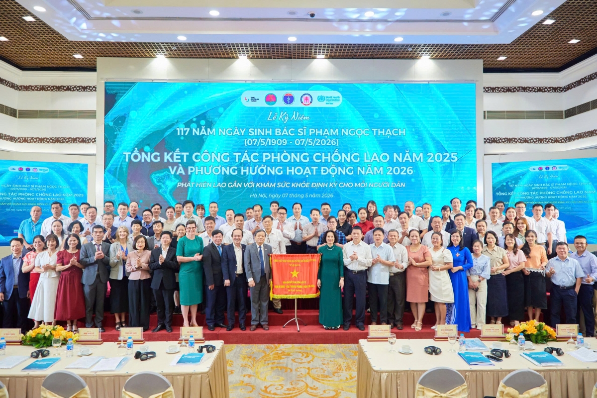 Thứ trưởng Bộ Y tế Nguyễn Thị Liên Hương trao cờ thi đua cho Tập thể BV Phổi Trung ương, Chương trình Chống lao Quốc gia