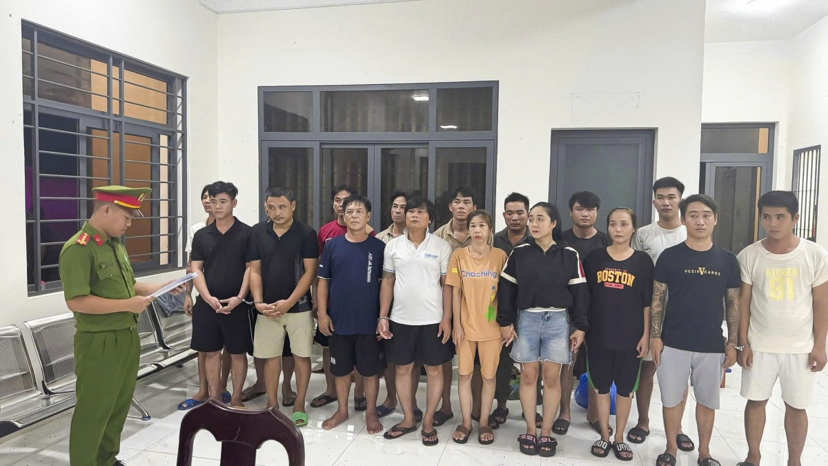 Công an đọc quyết định khởi tố 17 bị can