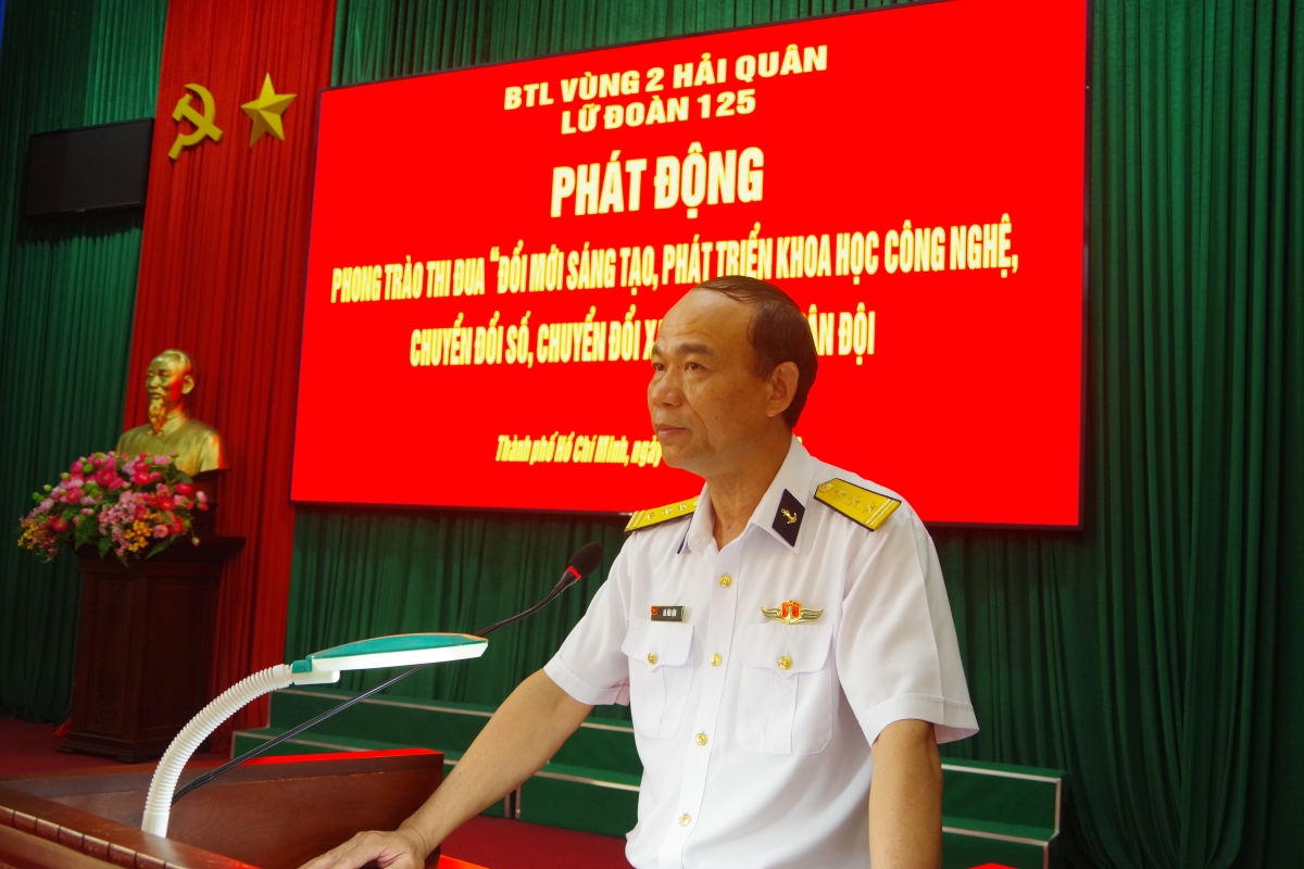 Thượng tá Hà Văn Hậu, Phó Chính ủy Lữ đoàn, Phó Chủ tịch thường trực Hội đồng Thi đua - Khen thưởng Lữ đoàn quán triệt nội dung, chỉ tiêu kí kết thực hiện.