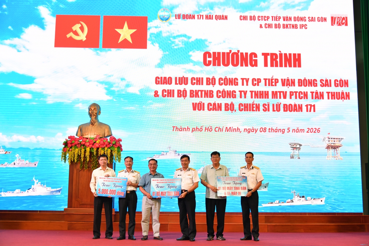 Đại diện Công ty TNHH MTV Phát triển Công nghiệp Tân Thuận tặng quà cho Lữ đoàn 171