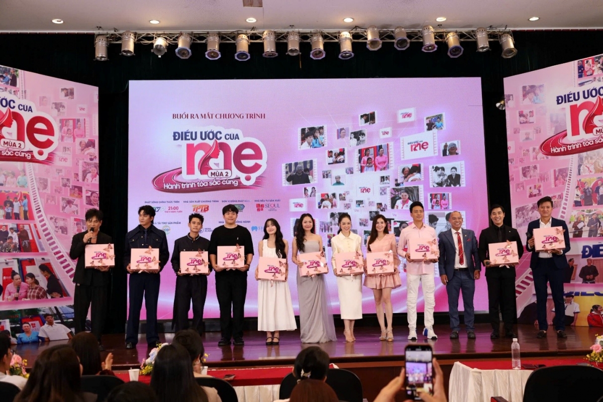 Ê-kíp sản xuất cùng các nghệ sĩ tại buổi ra mắt “Điều ước của mẹ” mùa 2 ở TP.HCM.