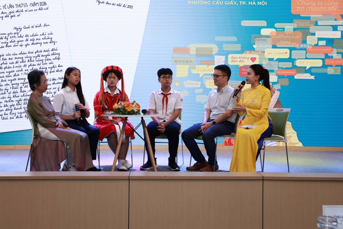 Ban tổ chức giao lưu với các học sinh đạt giải