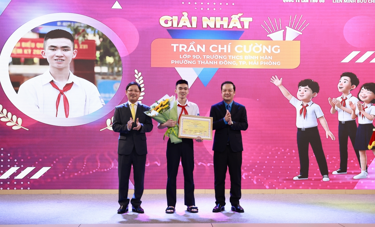 Ban tổ chức trao giải nhất cuộc thi cho em Trần Chí Cường