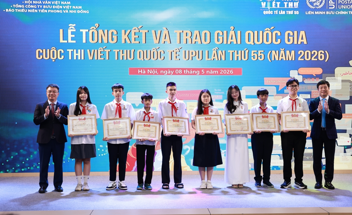 Ban tổ chức tặng bằng khen cho các học sinh đạt giải