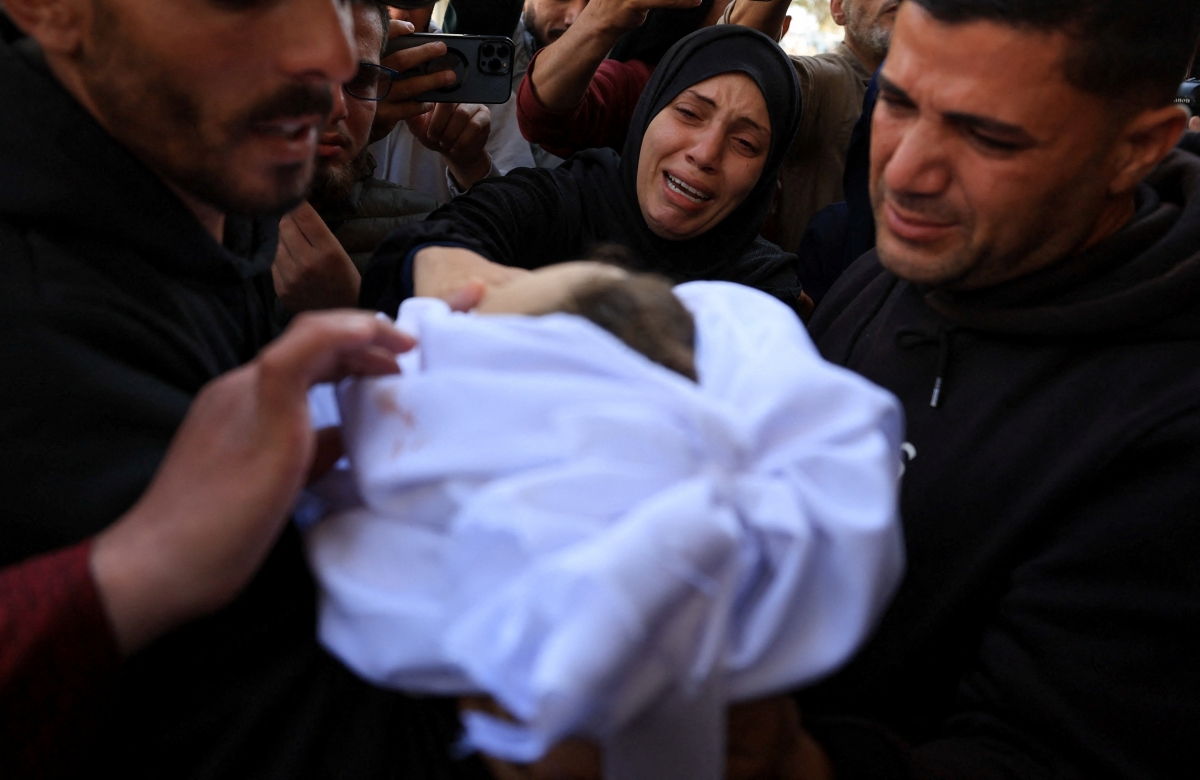 Người thân và bạn bè tham dự lễ tang của bà mẹ Palestine Islam Karsou, đang mang thai đôi, và các con của bà là Hamza và Naya Al-Tanani, những người đã thiệt mạng trong một cuộc tấn công của Israel (ảnh: Reuters)