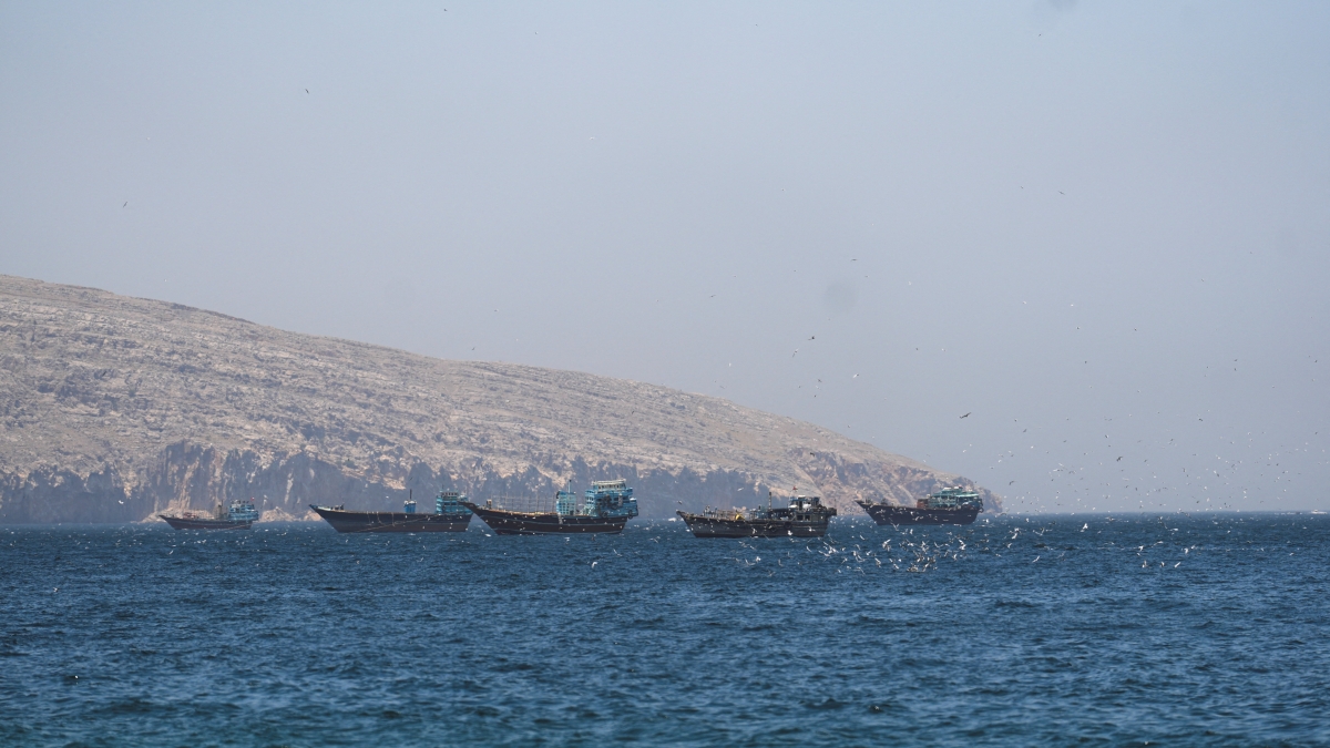 Tàu thuyền ở eo biển Hormuz (ảnh: Reuters)