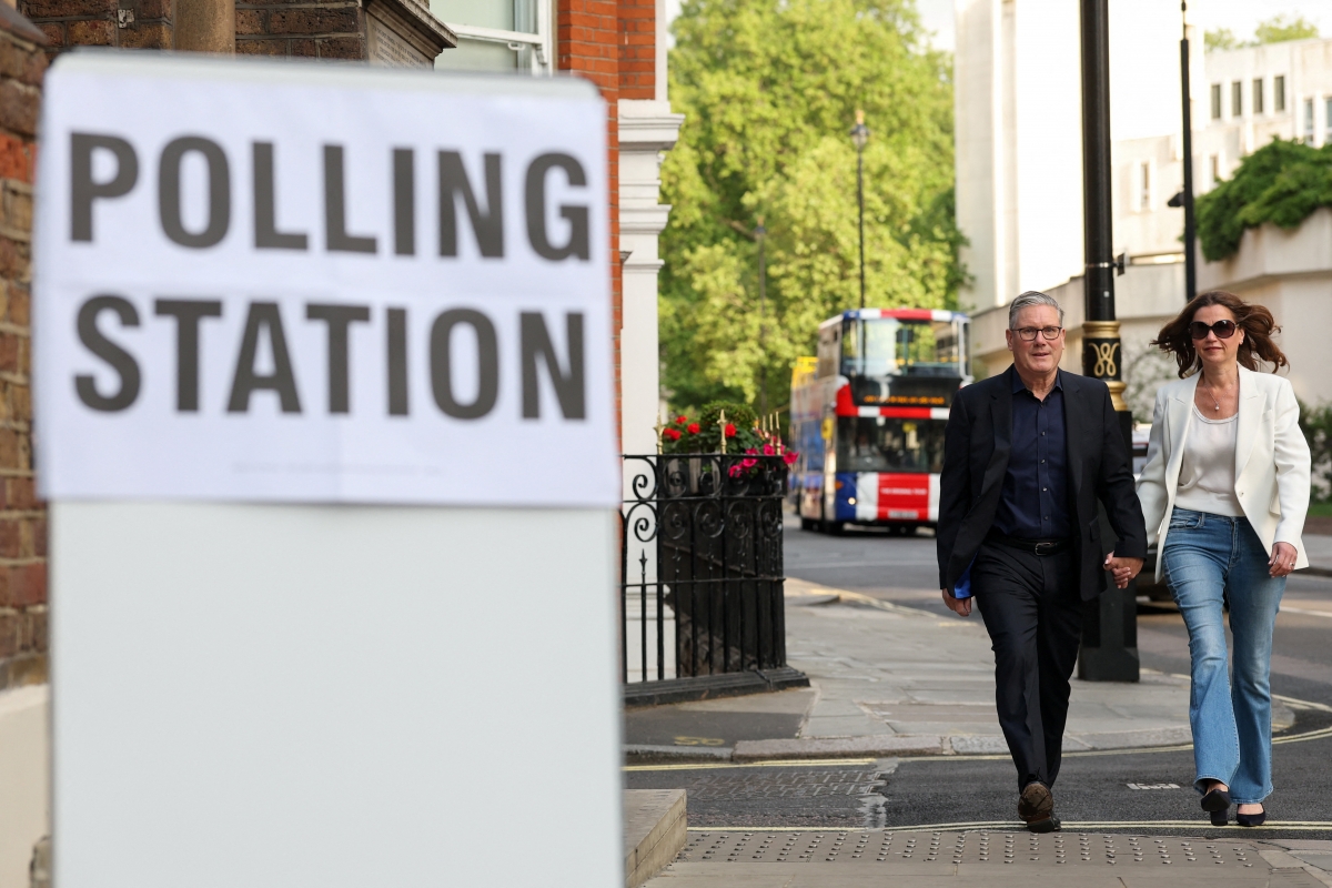 Thủ tướng Anh Keir Starmer và vợ, bà Victoria Starmer, đến một điểm bỏ phiếu để tham gia bầu cử địa phương ở London, Anh (Ảnh: Reuters)