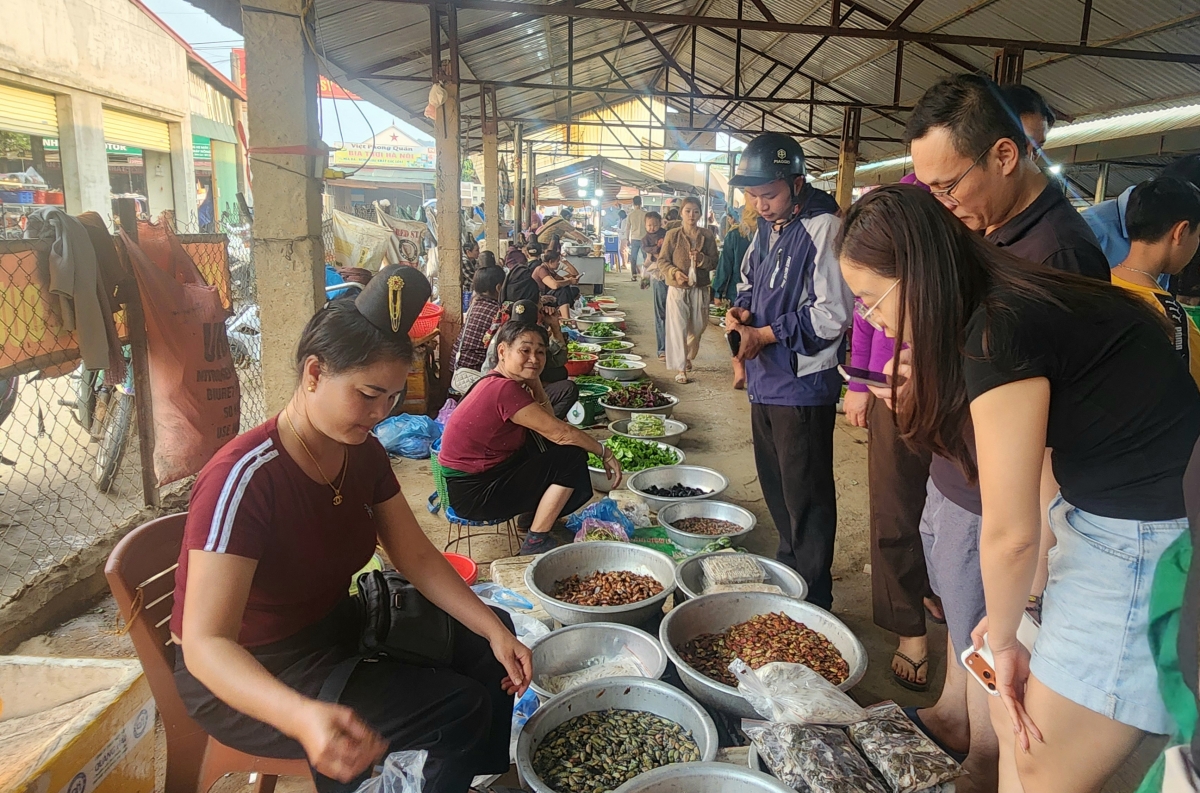 Không chỉ là nơi buôn bán, chợ Nà Si còn là điểm dừng chân thú vị cho du khách